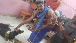 செல்லப்பிராணிக்கு வளைகாப்பு... வளையல், மாலை அணிவித்து விழா... போலீசுக்கு பாராட்டு 