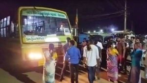 வீட்டிற்கு லேட்டாக சென்ற மாணவிகள்...வீதிக்கு வந்து போராடிய பெற்றோர்...கண்டக்டர் மீது புகார் 