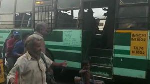  நரிக்குறவர்களை நடுவழியில் இறக்கிய விவகாரம்... அரசுப் பேருந்து ஓட்டுநர், நடத்துநர் சஸ்பெண்ட் 