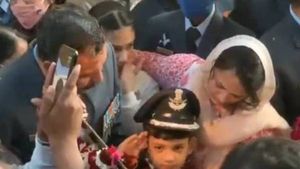  மனசே உருகுது.. விங் கமாண்டர்  பிருத்வி இறுதி சடங்கில்.. அப்பா தொப்பியை எடுத்து தலையில் வைத்த மகன்!
