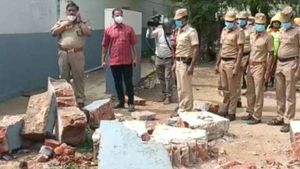  நெல்லை பள்ளிக் கட்டிட விபத்து.. தீவிரமடையும் விசாரணை.. தலைமை ஆசிரியர் உள்பட 4 ஆசிரியர்கள் சஸ்பெண்ட்