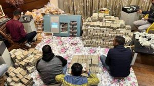 உள்ளே புகுந்த போலீஸ்.. சிக்கிய பிஸ்னஸ் மேக்னட்.. லாக்கரை திறந்தால்.. இணையத்தை குலுக்கிய அந்த போட்டோ!