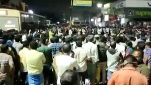 4 வயது சிறுமிக்கு பள்ளியில் நேர்ந்த கொடுமை.. கொந்தளிக்கும் திருப்பூர்.. வீதிக்கு வந்த பொதுமக்கள்!