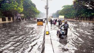மணப்பாறையில் கனமழையால் பெருகிய வெள்ளம் : திருச்சி - திண்டுக்கல் சாலையில் போக்குவரத்து பாதிப்பு 