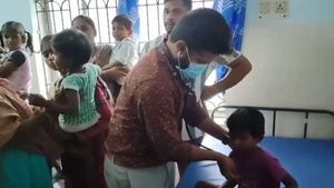பள்ளியில் பல்லி... மதிய உணவால் மயங்கி விழுந்த பிள்ளைகள்.. ஆம்புலன்சும் ரிப்பேர் ஆனதால் பரபரப்பு 