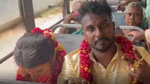 மனம் முடித்த கையோடு.. மணமக்கள் செய்த வேலையை பாருங்க.. ஆச்சரியத்தில் மூழ்கிய மக்கள்.. வைரல் வீடியோ! 