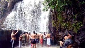 பாபநாசம் அகஸ்தியர் அருவி, உடுமலை பஞ்சலிங்க அருவிகளில் குளிக்க அனுமதி - சுற்றுலா பயணிகள் மகிழ்ச்சி 