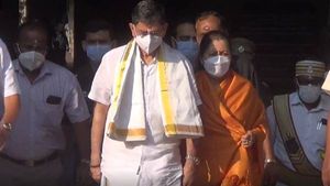 தென்மாவட்ட சுற்றுப் பயணம்- மதுரை மீனாட்சி அம்மன் கோவிலில் ஆளுநர் ஆர்.என்.ரவி சுவாமி தரிசனம்