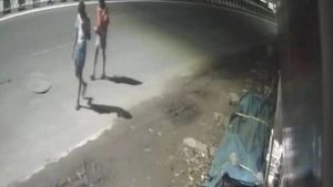 தள்ளுவண்டியில் 5 வயது சிறுவன் சடலத்தை கிடத்திவிட்டு கண்ணீருடன் செல்லும் இருவர்.. புதிய வீடியோ 