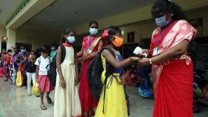 தாராபுரத்தில் ஷாக்.. தனியார் பள்ளியில் 15 மாணவர்களுக்கு கொரோனா.. கட்டுப்பாடுகளை மீறி எப்படி பரவியது? 