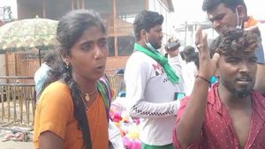 பழனியில் குறவர் பெண்ணுக்கு நேர்ந்த கொடுமை.. தண்ணீரை ஊற்றி விரட்டியத்த காட்சிகள்...!