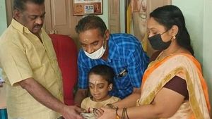 அரசியல் பணிக்கு இடையே.. திமுக மாவட்டச் செயலாளர் சுரேஷ்ராஜன் செய்யும் உதவிகள்.. மக்கள் பாராட்டு 