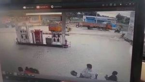 இந்த அவசரம் எதுக்கு? முந்த முயன்ற இளைஞர் லாரியில் சிக்கி பலி.. பதைபதைப்பு சிசிடிவி காட்சிகள்