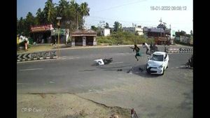 சாலையில் நின்ற பைக் மீது வேகமாக வந்து மோதிய கார்...காற்றில் பறந்த இருவர் - பதற வைக்கும் வீடியோ 