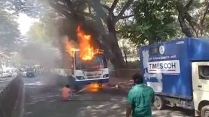 நடுரோட்டில் திடீரென தீப்பிடித்த அரசு பேருந்து.. அதிர்ஷ்டவசமாக உயிர் தப்பிய பயணிகள்.. நடந்தது என்ன? 