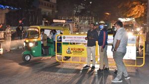 கர்நாடகாவில் வார இறுதி நாட்களில் முழு ஊரடங்கு ரத்து.. மாநில அரசு அதிரடி அறிவிப்பு! 