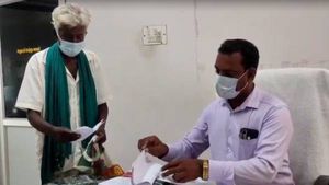 நீங்க செத்து போய்டீங்க.. விவசாயியை அலறவிட்ட வங்கி அதிகாரிகள்.. அரியலூரில் அதிர்ச்சி சம்பவம் 