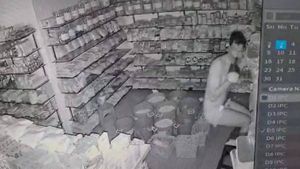 யாருய்யா நீ.. டவுசர் கொள்ளையர்களுக்கே டஃப்  கொடுக்கும் ”ஜட்டி திருடன்” - சிரிப்பு காட்டும் சிசிடிவி