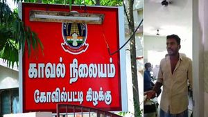 எனக்கு சல்யூட் அடிக்க மாட்டீங்களா? 10th பெருசா MBBS பெருசா? போலீசாரை தெறிக்க விட்ட அரசு டாக்டர் 