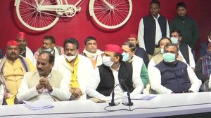 பாஜகவை விட்டு விலகிய மாஜி அமைச்சர் தாராசிங் சவுகான் அகிலேஷ் கட்சியில் இணைந்தார்! 