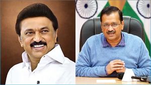நாங்க ஆட்சிக்கு வந்தா பெண்களுக்கு மாதம் ஆயிரம் ரூபாய்!  ஸ்டாலினை ஃபாலோ செய்யும் அரவிந்த் கெஜ்ரிவால்