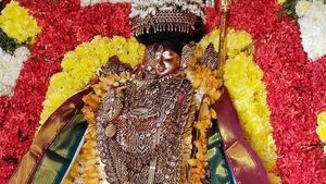 வைகுண்ட ஏகாதசி சொர்க்கவாசல் திறப்பு: பெருமாளுடன் பரமபத வாசலில் நுழைய பக்தர்களுக்கு அனுமதி இல்லை 