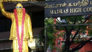 விபத்துகள் நடக்கும் இடத்தில் கருணாநிதி சிலை.. ஹைகோர்ட் போன தினேஷ்.. திருப்பூர் கலெக்டர் அளித்த உறுதி