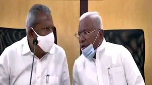 சூப்பர்ல.. மைக் ஆன்-ல் இருப்பது தெரியாமல் மொத்த 
