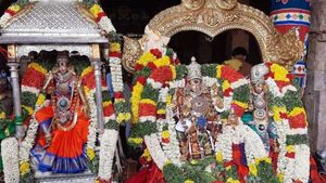 மதுரை தைப்பூச தெப்பத்திருவிழா: பொற்றாமரை குளத்தில் வலம் வந்த மீனாட்சி சுந்தரரேஸ்வரர் 