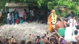  'ஆவேச நடனம்..' முள் படுக்கையில் அமர்ந்து.. அருள்வாக்கு கூறும் நாகராணி அம்மையார்!!