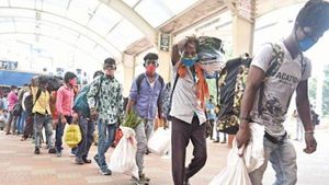 லாக்டவுன்: தமிழகத்திலிருந்து சொந்த ஊர்களுக்கு திரும்பும் வட மாநில தொழிலாளர்கள்! அலைமோதும் கூட்டம் 