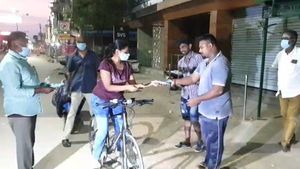 முழு ஊரடங்கு: அப்படியே சைக்கிளை எடுத்து.. 5 கி.மீ ஆய்வு செய்த மாவட்ட கலெக்டர்.. வியந்து போன மக்கள்! 