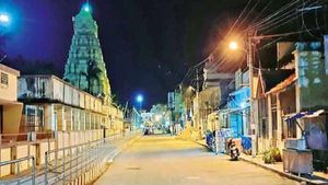 வார இறுதி நாட்களில் வழிபாட்டு தலங்களுக்கு தடை...வாசலில் நின்று வழிபட்ட மக்கள் 
