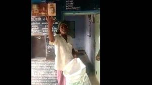 இதையெல்லாம் மனுசன் இல்ல மாடு கூட திங்காது.. ரேசன் அரிசியை சாலையில் கொட்டிய திமுக முன்னாள் கவுன்சிலர்