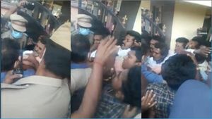 கோவை பரபரப்பு.. போலீஸ் டிசிபியிடமே அத்துமீறிய ஆர்எஸ்எஸ் தொண்டர்கள்.. பாய்ந்தது வழக்கு 