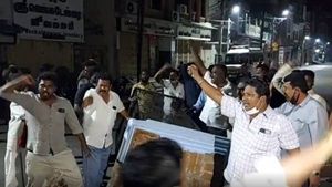  மீண்டும் மீண்டும்... விழுப்புரத்தில் லாரி மோதியதால் பெரியார் சிலை சேதம்- சாலை மறியலால் பதற்றம்! 