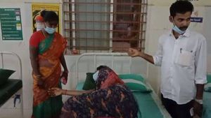 காதல் திருமணம்.. இளைஞரின் தாயை மின்கம்பத்தில் கட்டி வைத்து சரமாரியாக தாக்கிய பெண் வீட்டார்! 