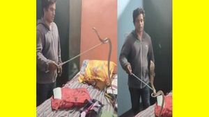 படுக்கையறையில்.. பாட்டியுடன் ஒன்றாக விடிய விடிய படுத்து தூங்கிய 