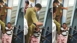 ஷூ காலால் நெஞ்சிலேயே ஒரே மிதி.. துடித்து போன பயணி.. முதல்வர் வரை சென்ற இன்ஸ்பெக்டரின் அட்டகாசம்