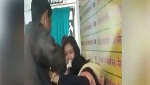 அய்யய்யே.. செருப்பால் அடித்துக் கொண்டே.. கட்டிப்பிடித்து உருண்ட 2 பெண்கள்.. நடுவில் சிக்கிய இளைஞர்