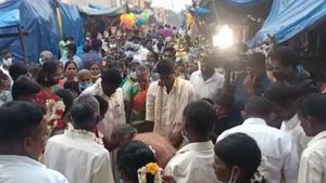 ஞாயிறு முழு லாக்டவுன்... திருவந்திபுரம் தேவநாத சுவாமி கோவில் வாசலில் நடந்த திருமணங்கள் 