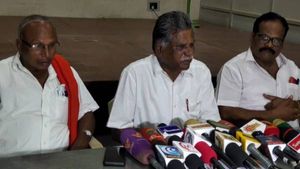 சிவாஜி இருந்திருந்தால் பிரதமர் மோடிக்கு செவாலியே பட்டத்தை கொடுத்திருப்பார்  - சிபிஐ முத்தரசன் பேட்டி
