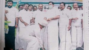 எடப்பாடி பழனிச்சாமி காலில் 