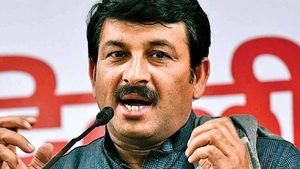 ராஜ்நாத் மகனுக்கு பிரச்சாரம் செய்ய வந்த பாஜக எம்பி.. செருப்பை தூக்கி காட்டிய மக்கள்.. உ.பியில் பரபர 