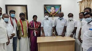 என்னங்க இது? போடியில் நடந்த இரவு மீட்டிங்.. மியூசிக் சேர் 