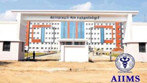 மதுரை எய்ம்ஸ் மருத்துவக் கல்லூரி தற்காலிகமாக ராமநாதபுர மருத்துவக் கல்லூரியில் செயல்படும்
