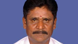 ஐயயோ.. தேர்தலில் மனைவி தோல்வி.. அதிமுக வேட்பாளரின் கணவர் விஷம் குடித்து தற்கொலை