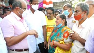 உக்ரைன்ல என் மகனை காப்பாத்துங்க சாமி.. காலில் விழுந்து கதறிய தாய்.. மலைத்து நின்ற மாவட்ட ஆட்சியர்..!