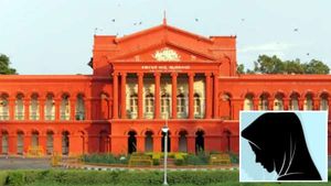 ஹிஜாப் வழக்கு: கூடுதல் பெஞ்சுக்கு மாற்றி கர்நாடகா உயர்நீதிமன்ற தனி நீதிபதி கிருஷ்ணா தீட்சித் உத்தரவு 