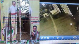 அதிமுக வேட்பாளரின் ப்ளக்ஸ் பேனர்கள் கிழிப்பு.. திடீர் பதட்டம்.. அப்பறம் நடந்தது தான் ட்விஸ்ட்டே..! 